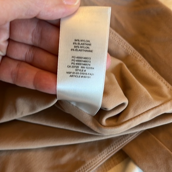 Aritzia Babaton Contour scoop neck long sleeve Tan Size Medium - Picture 7 of 10